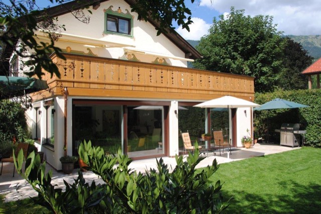 Das Haus im Sommer mit Terrasse und Garten