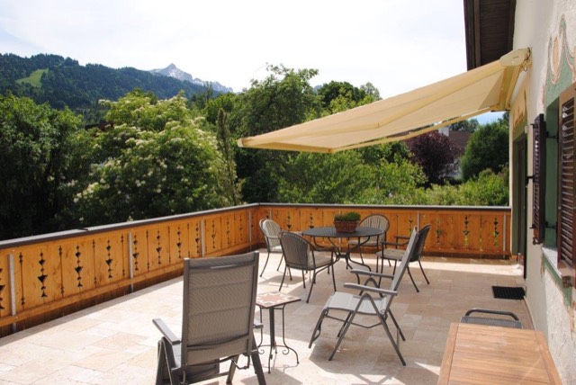 Sommerterrasse mit Markise und Bergblick