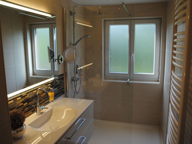 Badezimmer mit ebenerdiger Dusche