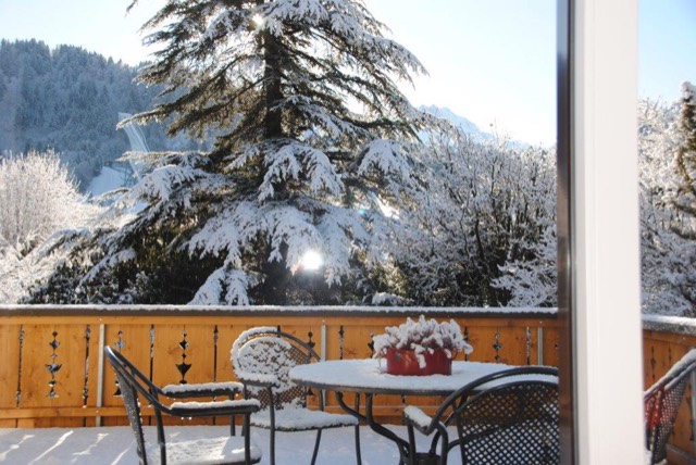 Winterlicher Blick von der Terrasse Richtung Skisprungschanze